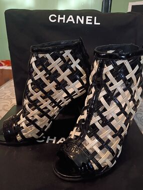 CHANEL Black and Cream Woven Patent Leather Ankle Booties Sz EUR 35